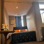 Central City Living - Stylish & Spacious 5 Bedrooms