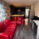 Central City Living - Stylish & Spacious 5 Bedrooms