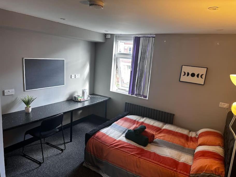 Apartment Living - Stylish & Spacious 5 Bedrooms *