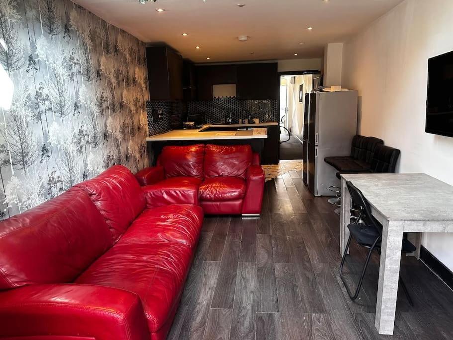 Living - Stylish & Spacious 5 Bedrooms Coventry