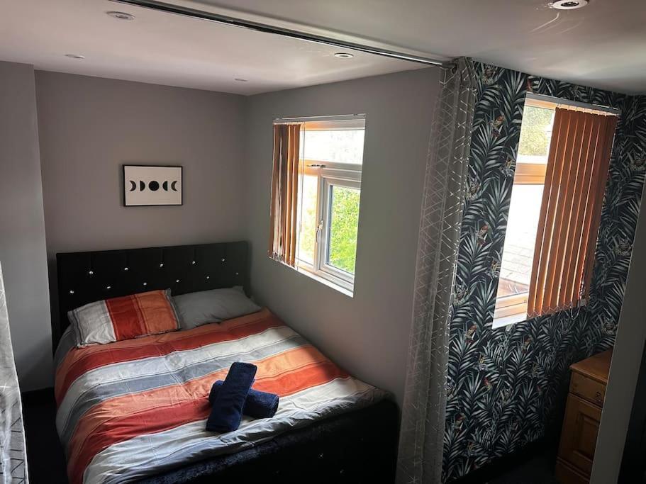 Living - Stylish & Spacious 5 Bedrooms