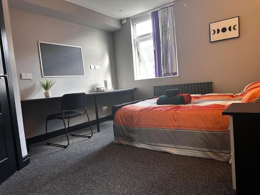 Living - Stylish & Spacious 5 Bedrooms Apartment *