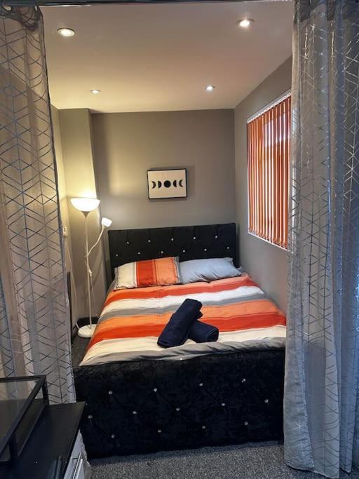 Living - Stylish & Spacious 5 Bedrooms Apartment *