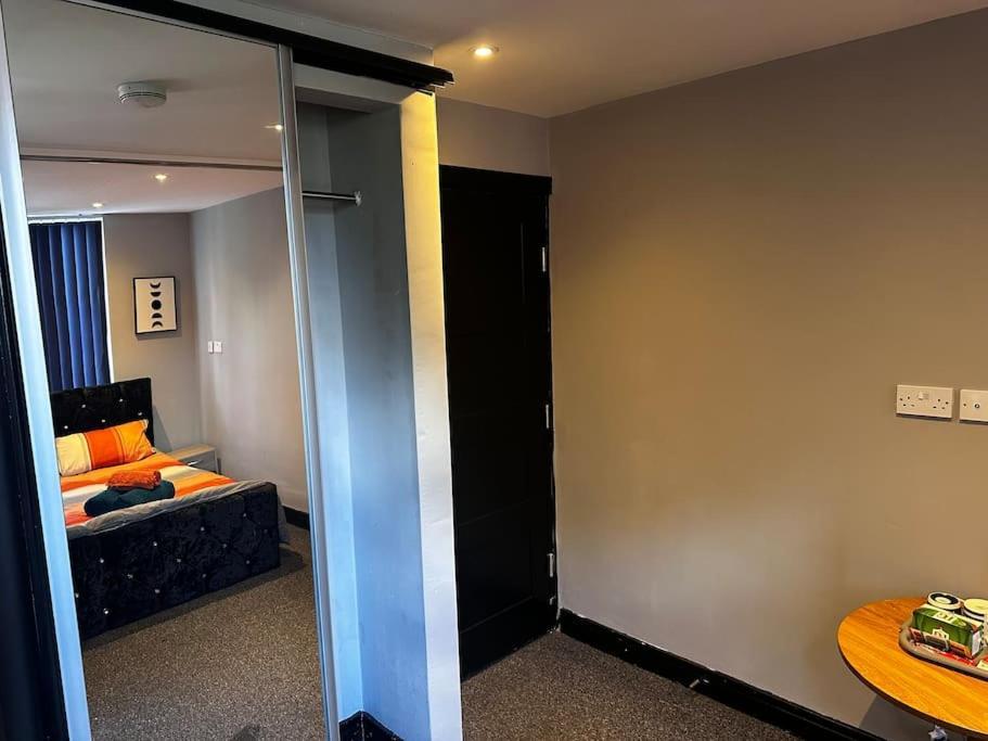 Apartment Living - Stylish & Spacious 5 Bedrooms *