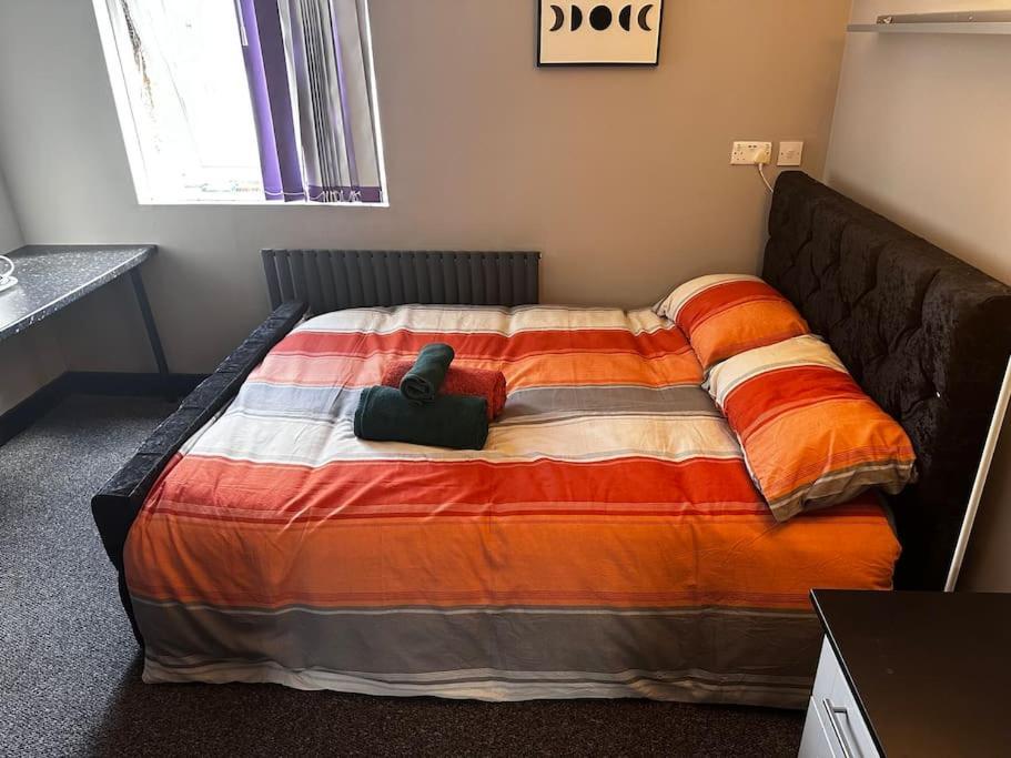 Living - Stylish & Spacious 5 Bedrooms Apartment Coventry
