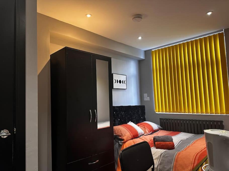 Living - Stylish & Spacious 5 Bedrooms Apartment *